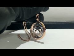 Ευτυχής χρυσός περιδεραίων 18K Rose&White πνευμάτων Diamands Chopard με ένα περιδέραιο των χρυσών γυναικών διαμαντιών
