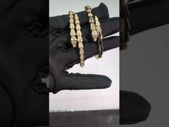 Ένα βραχιόλι από κίτρινο χρυσό 18 kt με διαμάντια στο κεφάλι και την ουρά