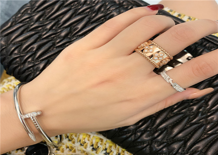 High End 18K Gold Diamond Ring Medium Model With Precious Clover Motifs