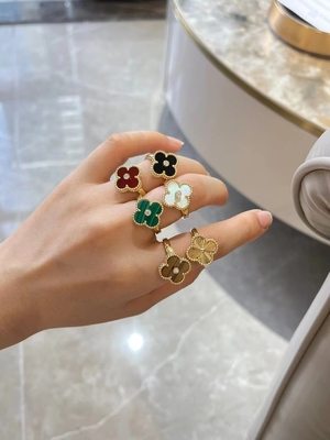Λούξυ Custom 18K Gold Κολεξιόν Κοσμημάτων Λούξυ εμπειρία με χειροτεχνία στο Ντουμπάι