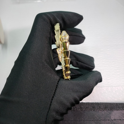 18K χρυσό διαμαντένιο βραχιόλι Serpenti Viper One-Coil 18 Kt κίτρινο χρυσό βραχιόλι με διαμάντια Pavé στο κεφάλι και την ουρά.
