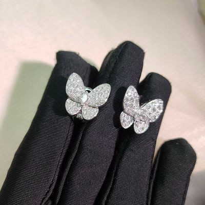 Μοντέρνα Στυλ 18K Λευκόχρυσα Εξατομικευμένα Σκουλαρίκια με Δύο Πεταλούδες, με Διαμάντι και Λουλούδια